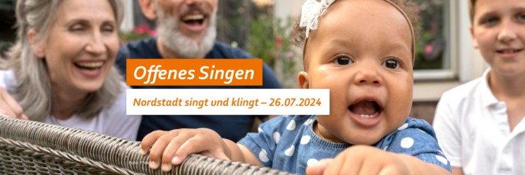 Foto: Baby mit fröhlich offenem Mund, im Hintergrund eine Seniorin, ein Senior, ein Kind. Text: Offenes Singen am 26.07.2024